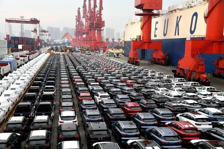 商品車在山東港口青島港大港公司八號碼頭等候裝船（2022年8月7日）。大型滾裝貨輪“晨聲輪”靠泊山東港口青島港大港公司八號碼頭，將各類逾1900輛商品車運往非洲。新華社記者 李紫恒 攝
