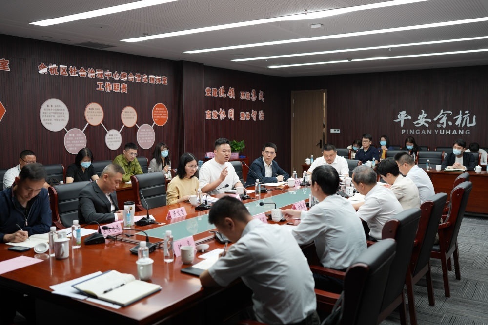 浙江省信訪局領導和相關領導組成的下訪團在杭州市余杭區(qū)社會治理中心接受群眾上訪（5月25日攝）。新華社記者 翁忻旸 攝