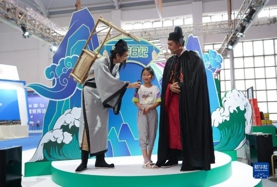8月16日，一名小朋友在第七屆中國—南亞博覽會(huì)文化旅游館參加問答活動(dòng)。