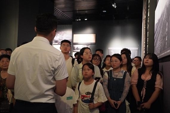 （講解員為記者團(tuán)同學(xué)們講述歷史。北京舞蹈學(xué)院 全峻汐攝