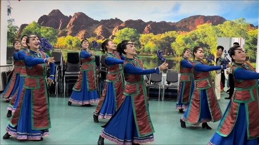 臨潢家園社區(qū)居民在烏蘭牧騎排練廳編排舞蹈。人民網(wǎng)記者 金洪花攝