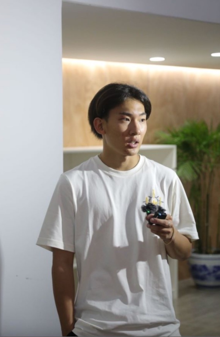 蘇翊鳴接受媒體采訪。