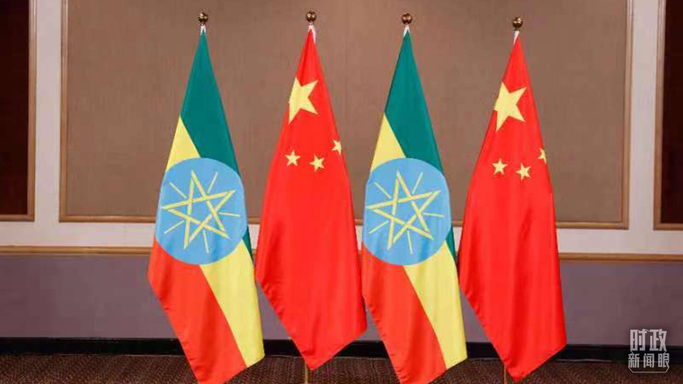 △會(huì)見(jiàn)現(xiàn)場(chǎng)的中國(guó)、埃塞兩國(guó)國(guó)旗。（總臺(tái)央視記者耿小龍拍攝）