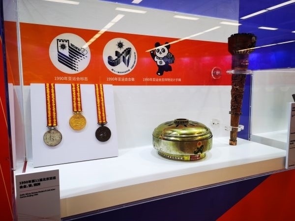 1990年北京亞運會獎牌、火種盒、火炬等展品。 人民網(wǎng)記者 楊磊攝