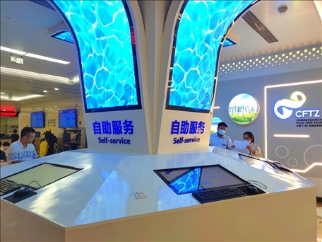市民在中國（廣西）自由貿(mào)易區(qū)南寧片區(qū)綜合服務(wù)大廳辦理業(yè)務(wù)。人民網(wǎng) 付華周攝