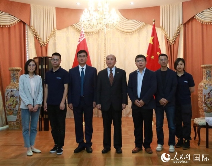 謝小用大使與人民網(wǎng)記者合影。