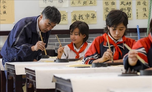 △新疆疏附縣托克扎克鎮(zhèn)中心小學(xué)書法教室內(nèi)，同學(xué)們正在學(xué)習(xí)寫毛筆字。