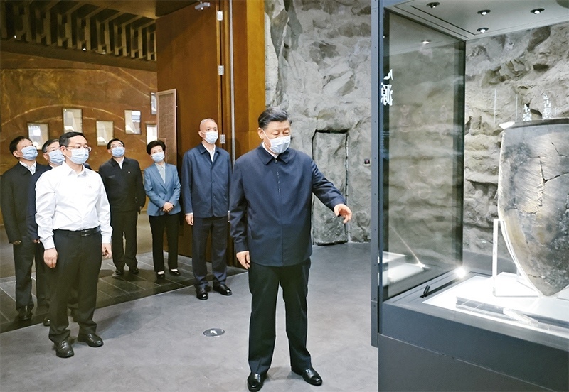2023年6月2日，中共中央總書記、國家主席、中央軍委主席習(xí)近平在北京出席文化傳承發(fā)展座談會并發(fā)表重要講話。這是座談會前，習(xí)近平2日下午在中國歷史研究院考察。 新華社記者 鞠鵬/攝
