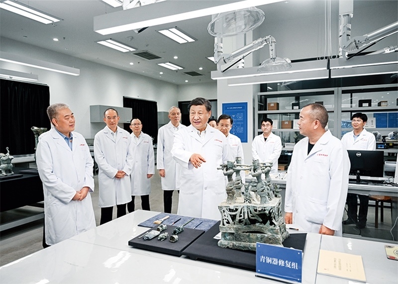 2023年7月25日至27日，中共中央總書記、國家主席、中央軍委主席習(xí)近平在四川考察。這是26日下午，習(xí)近平在位于德陽市廣漢市的三星堆博物館文物保護與修復(fù)館，同現(xiàn)場工作人員親切交流。 新華社記者 謝環(huán)馳/攝
