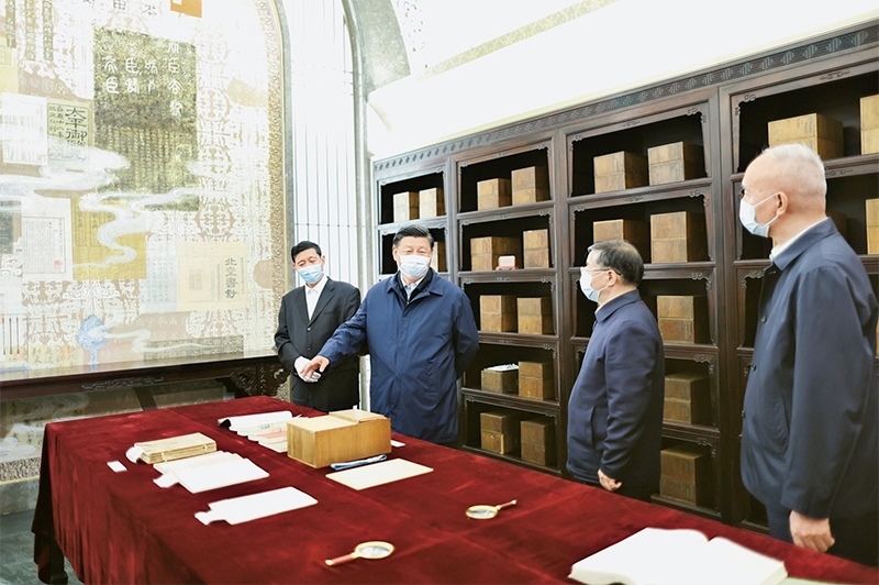 2023年6月2日，中共中央總書記、國家主席、中央軍委主席習(xí)近平在北京出席文化傳承發(fā)展座談會并發(fā)表重要講話。這是座談會前，習(xí)近平1日下午在中國國家版本館考察時，在蘭臺洞庫了解館藏精品版本保存情況。 新華社記者 鞠鵬/攝