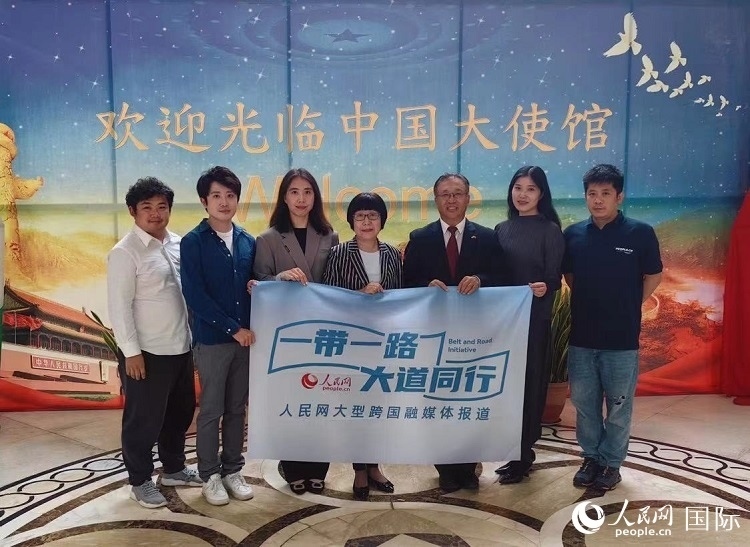 崔建春大使（右三）與人民網(wǎng)記者合影。