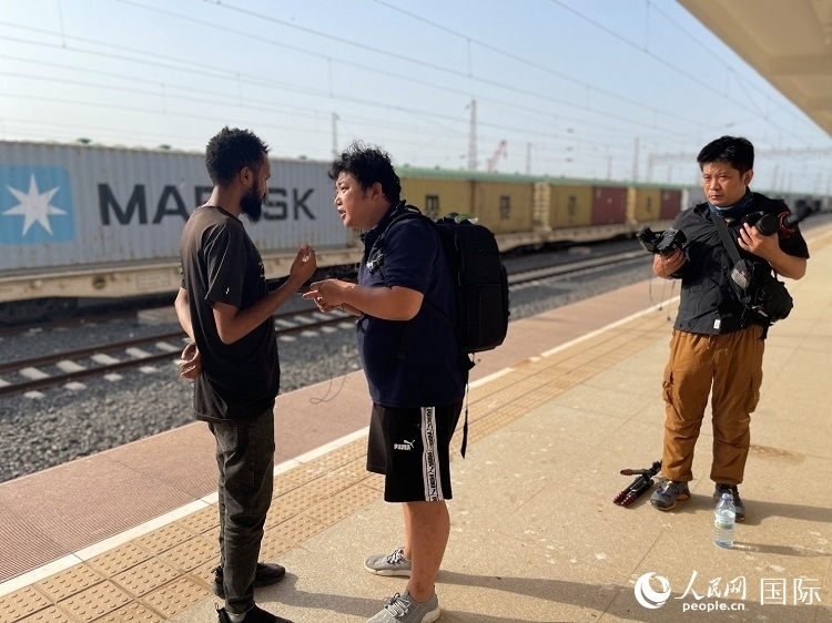 亞吉鐵路吉布提線工作人員介紹列車運(yùn)營情況。人民網(wǎng)記者 趙艷紅攝