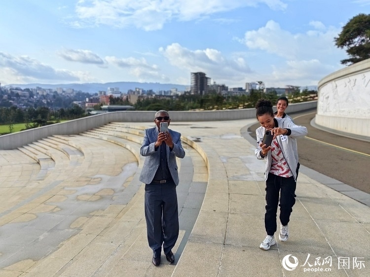 亞的斯亞貝巴友誼廣場的游客與人民網(wǎng)記者互動。人民網(wǎng)記者 陳星星攝