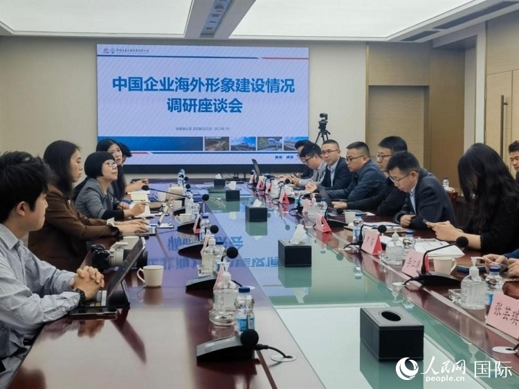 埃塞俄比亞中國商會企業(yè)代表與人民網(wǎng)記者座談。人民網(wǎng)記者 劉寧攝