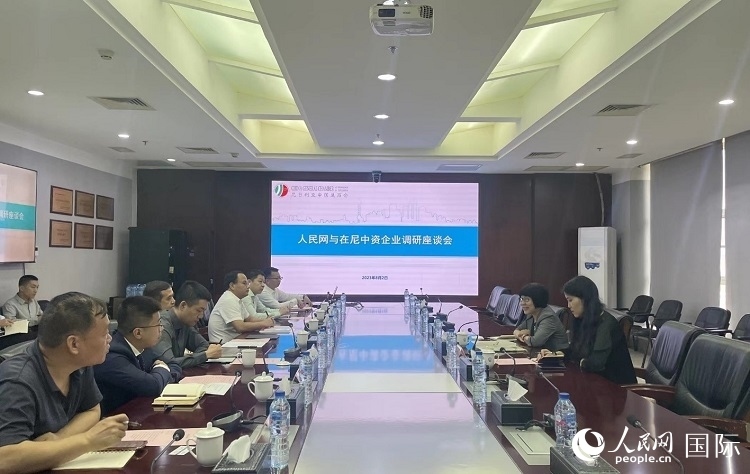 尼日利亞中國商會企業(yè)代表與人民網(wǎng)記者座談。