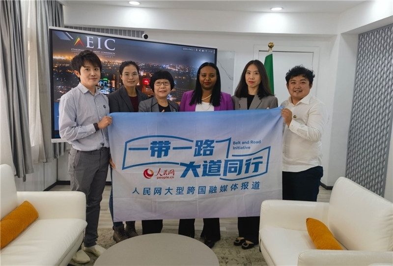 埃塞俄比亞投資委主任萊利斯（右三）、萬巧云（左二）與人民網(wǎng)記者合影。