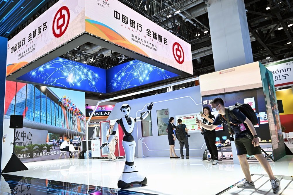 9月1日，媒體記者在國(guó)家會(huì)議中心中國(guó)銀行展臺(tái)拍攝一款迎賓接待機(jī)器人。新華社記者 李鑫 攝