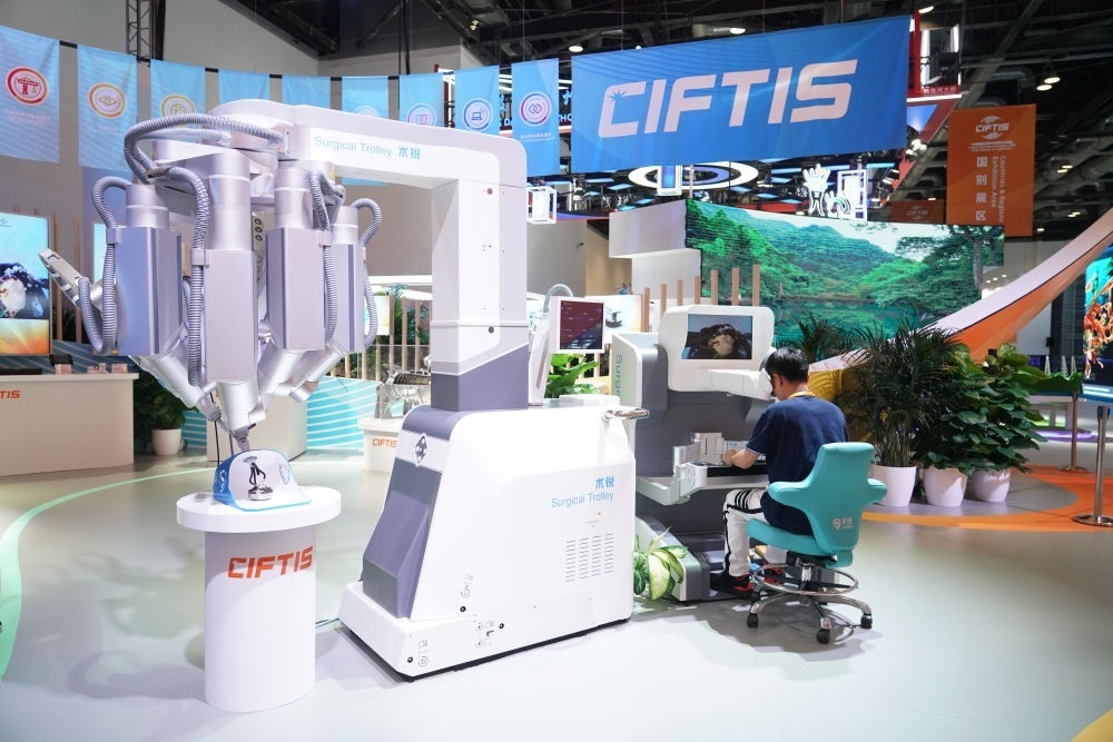 這是9月1日在國(guó)家會(huì)議中心拍攝的一款單孔腔鏡手術(shù)機(jī)器人。新華社記者 任超 攝