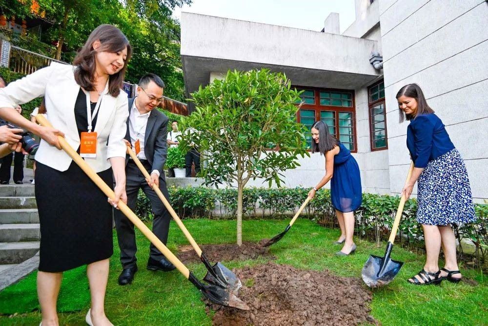 2023年8月8日，重慶史迪威博物館，史迪威將軍后代和朱德同志后代共植友誼樹(shù)。