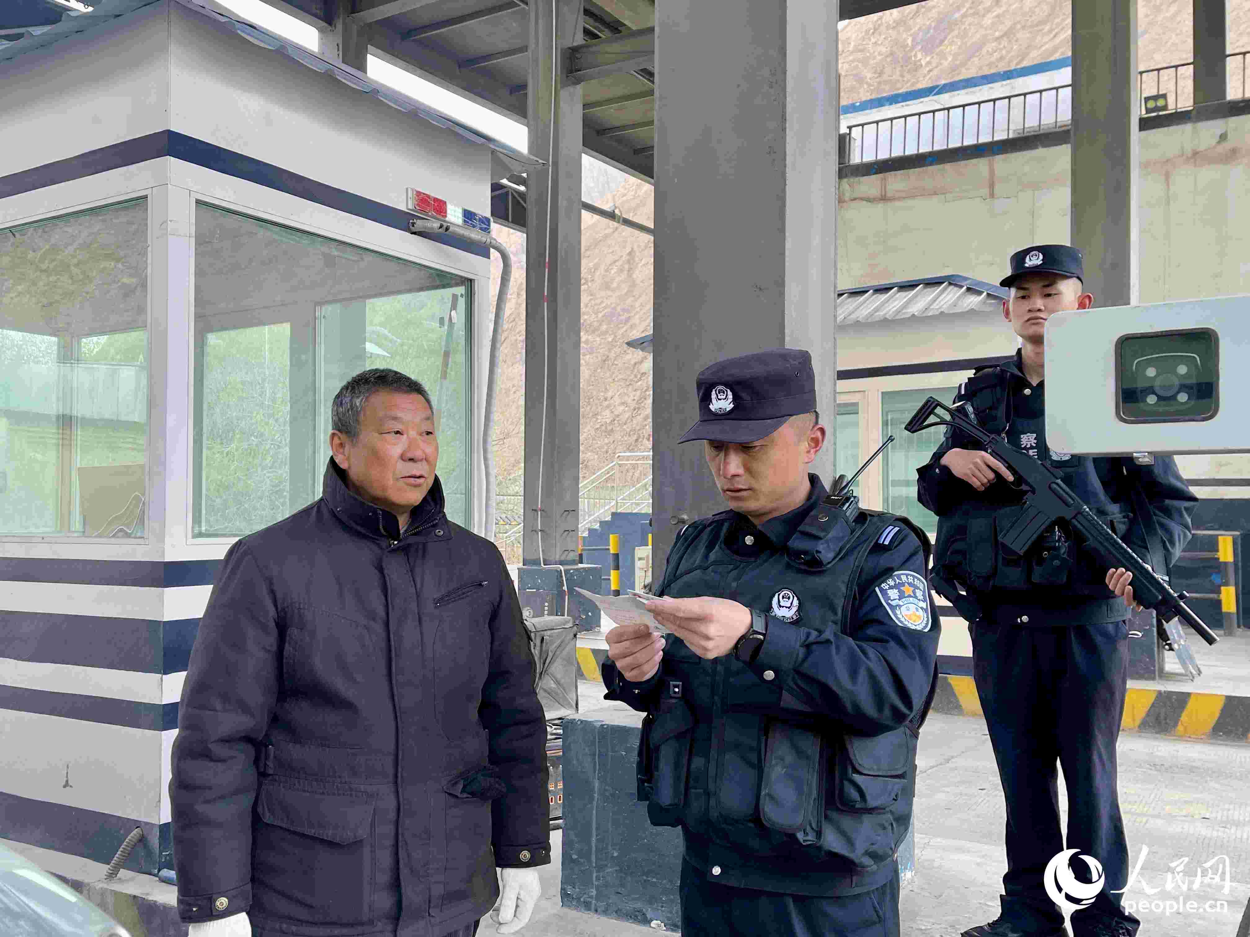 2023年5月10日，在庫地邊境檢查站，陳暢核對進出邊境管理區(qū)人員信息。人民網(wǎng) 周靜圓攝