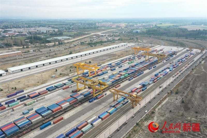 8月8日，在霍爾果斯口岸換裝廠區(qū)，工人正在進(jìn)行吊箱作業(yè)。 人民網(wǎng)記者 張力洋攝