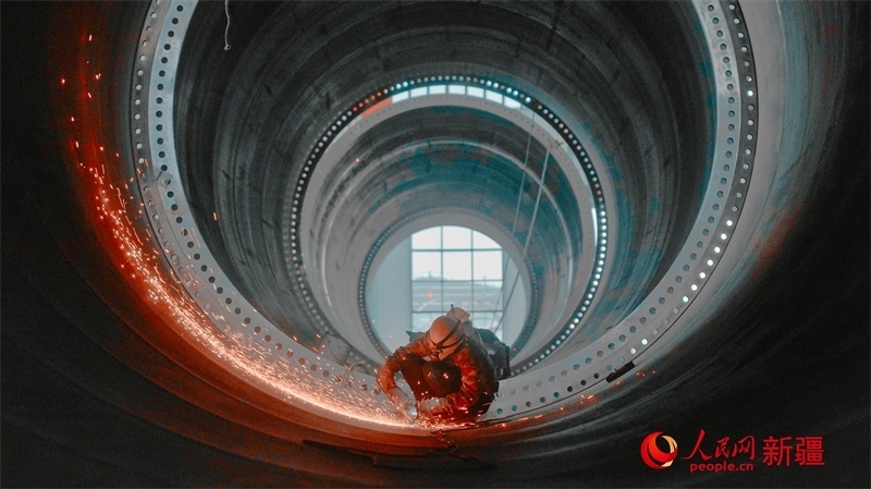 中國水利水電四局（塔城）裝備制造基地，工人們正在開展作業(yè)。 人民網(wǎng) 李欣洋攝