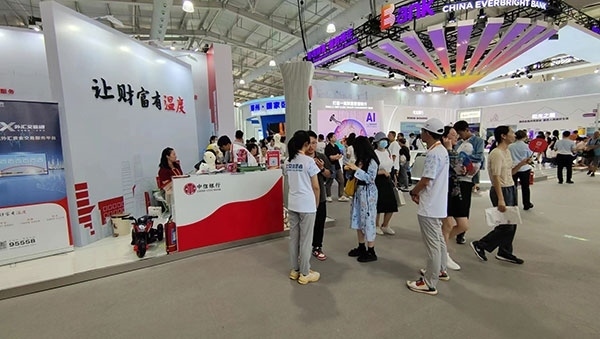 在銀行展臺(tái)，“溫度”成為了高頻詞匯。人民網(wǎng)記者 李彤?dāng)z