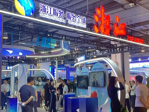 在浙江省交易團(tuán)展區(qū)，數(shù)字支付技術(shù)吸引了觀展群眾的目光。人民網(wǎng)記者 李彤?dāng)z
