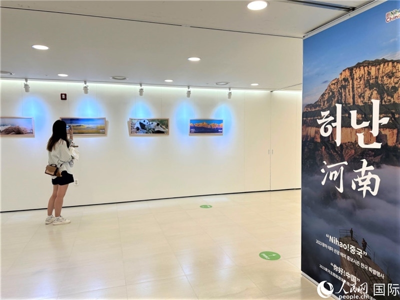 2.民眾參觀“看九曲黃河 聽華夏故事”主題展。人民網(wǎng)記者 馬菲攝