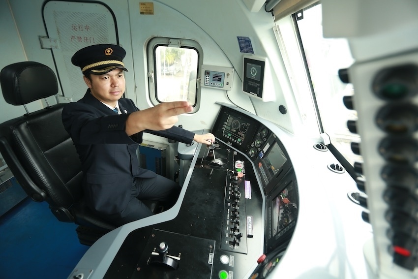 發(fā)車前，仲俊斕確認(rèn)儀表、指示燈狀態(tài)正常。成都機(jī)務(wù)段供圖