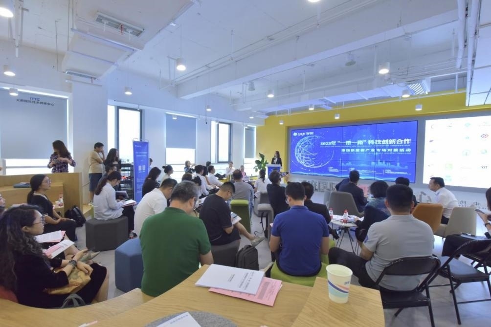 在天府國際技術(shù)轉(zhuǎn)移中心承辦的2023年“一帶一路”科技創(chuàng)新合作——泰國新能源產(chǎn)業(yè)專場對接活動中，中泰企業(yè)機(jī)構(gòu)達(dá)成了合作意向。天府國際技術(shù)轉(zhuǎn)移中心供圖