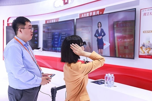 在工商銀行展臺(tái)，數(shù)字員工“工曉伴”與觀展游客互動(dòng)。受訪者供圖