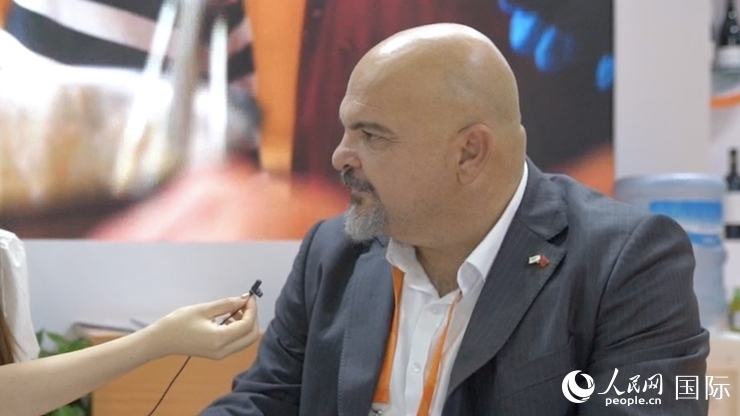 塞浦路斯首席經(jīng)濟(jì)商務(wù)參贊歐陽(yáng)路接受記者采訪。人民網(wǎng) 王禹蘅攝