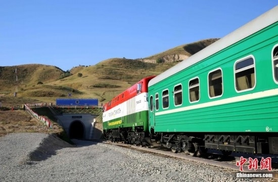 2016年8月24日，塔吉克斯坦“瓦赫達(dá)特-亞灣”鐵路通車。這是絲綢之路經(jīng)濟(jì)帶框架下首個(gè)開(kāi)工并建成的鐵路項(xiàng)目，具標(biāo)志性意義。圖為火車進(jìn)入由中鐵十九局集團(tuán)有限公司承建的隧道。文龍杰 攝