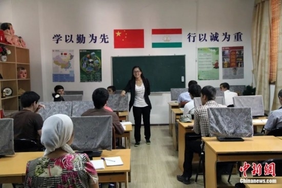 2014年，塔吉克斯坦國(guó)立民族大學(xué)的孔子學(xué)院內(nèi)，教師正在為塔吉克斯坦學(xué)生授課。田冰 攝