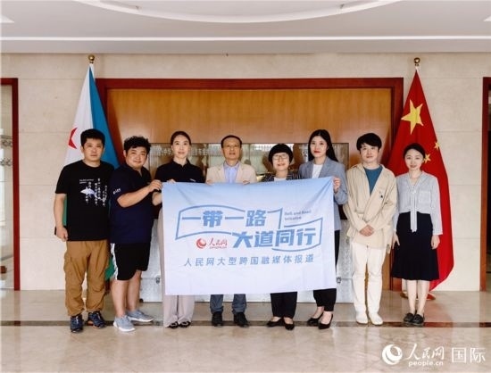 胡斌大使（左四）、使館工作人員與人民網(wǎng)監(jiān)事會(huì)主席唐維紅（右四）一行合影。