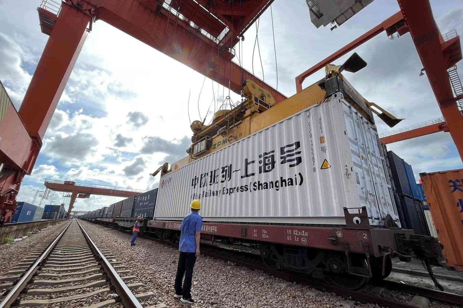 鐵路上海貨運中心閔行站貨場內(nèi)，吊機在貨運員的監(jiān)裝下進行裝車落箱作業(yè)。人民網(wǎng) 皇甫萬里攝