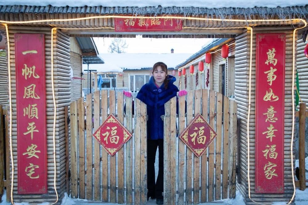 北極村民宿經(jīng)營者史瑞娟在門前迎候入住的游客（2023年1月7日攝）。