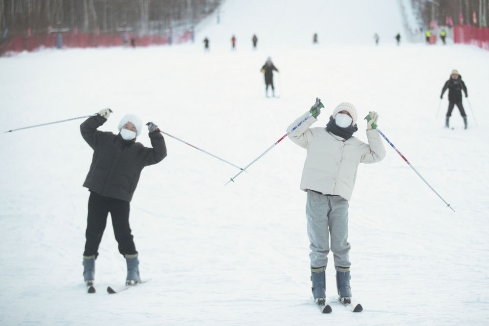 游客在北極村滑雪場內(nèi)體驗滑雪（2023年1月7日攝）。