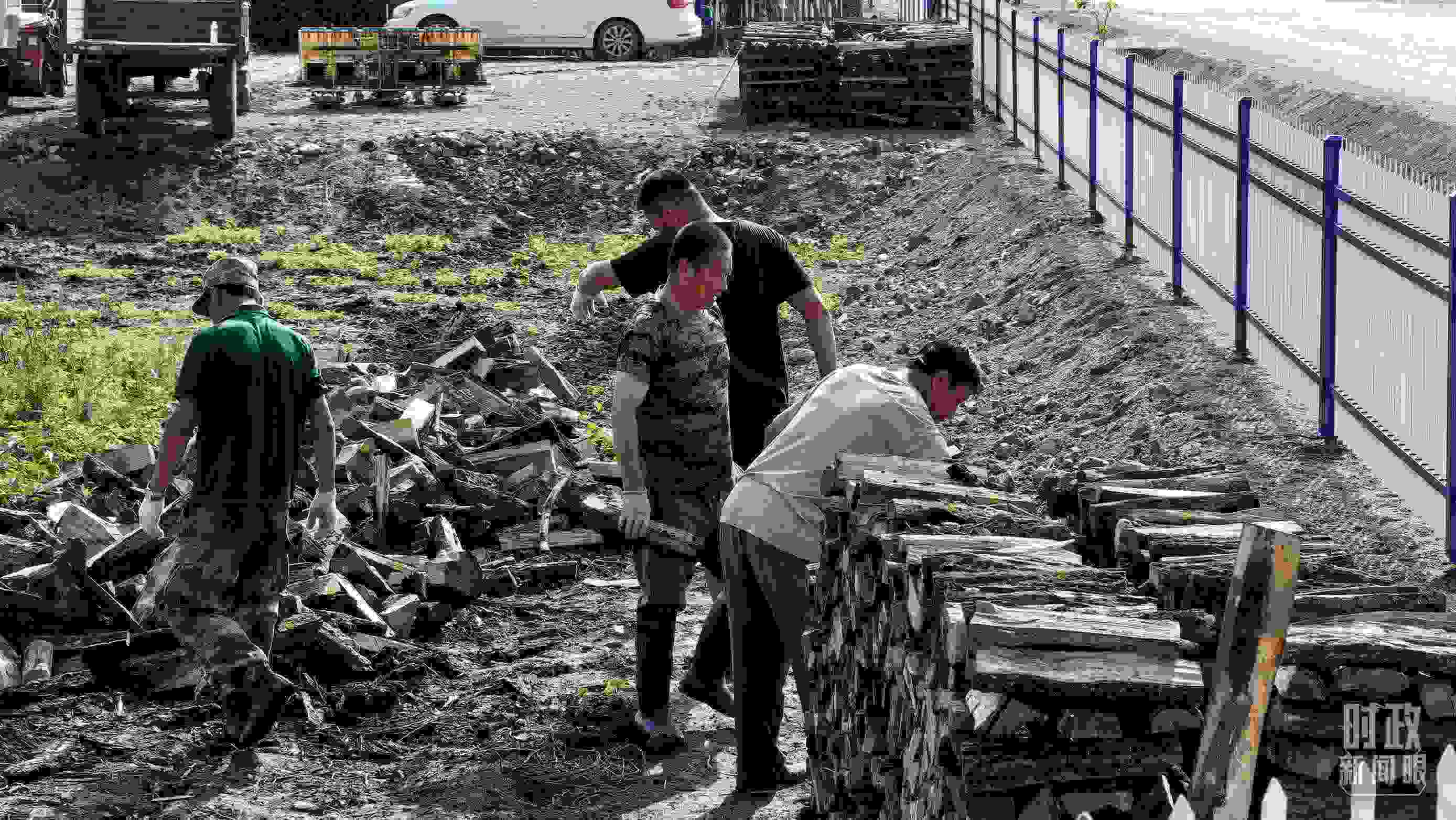 △村民正在整理家中被洪水沖垮的柴火垛。（總臺央廣記者潘毅拍攝）