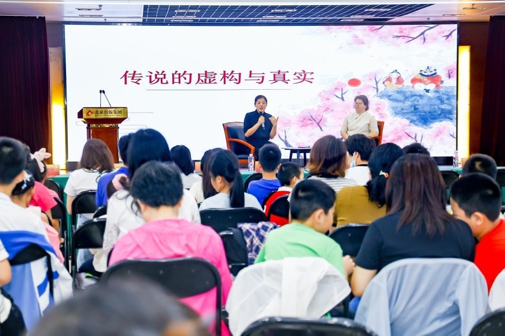 經(jīng)典閱讀進(jìn)社區(qū)——十月少年文學(xué)創(chuàng)享會走進(jìn)裕中東里。主辦方供圖