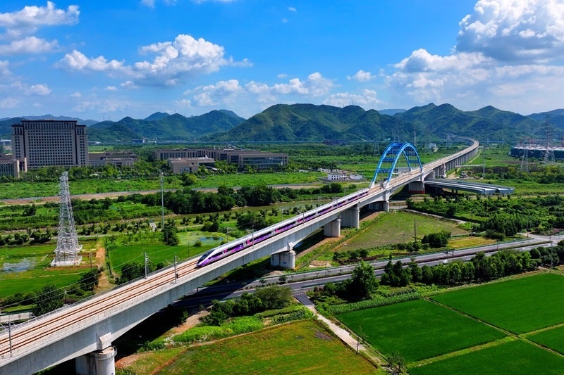 復(fù)興號(hào)亞運(yùn)智能動(dòng)車(chē)組列車(chē)。上海鐵路局融媒體中心供圖