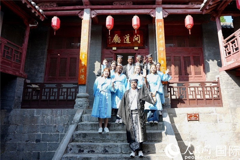 圖為選手們?cè)诤?huì)書(shū)院內(nèi)合影留念。人民網(wǎng) 盧鵬宇攝