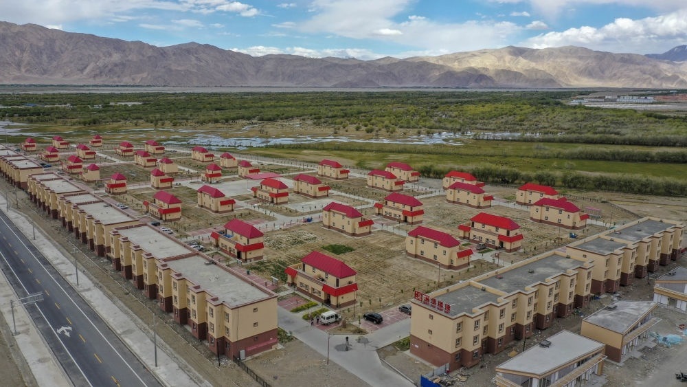 這是由深圳援疆修建的新疆塔什庫爾干塔吉克自治縣一處安置小區(qū)（2019年7月9日攝，無人機照片）。新華社記者 胡虎虎 攝