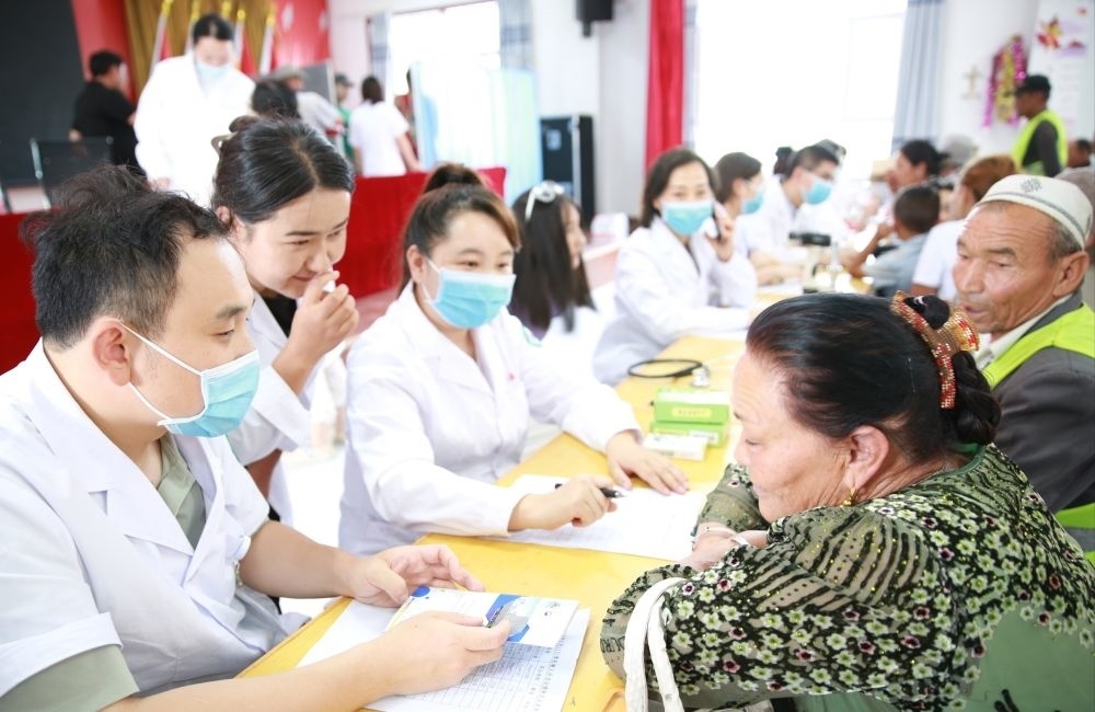 浙江省醫(yī)療援疆?？坡?lián)盟赴阿克蘇地區(qū)溫宿縣博孜墩鄉(xiāng)開展健康宣教和義診活動（2023年7月11日攝）。新華社發(fā)