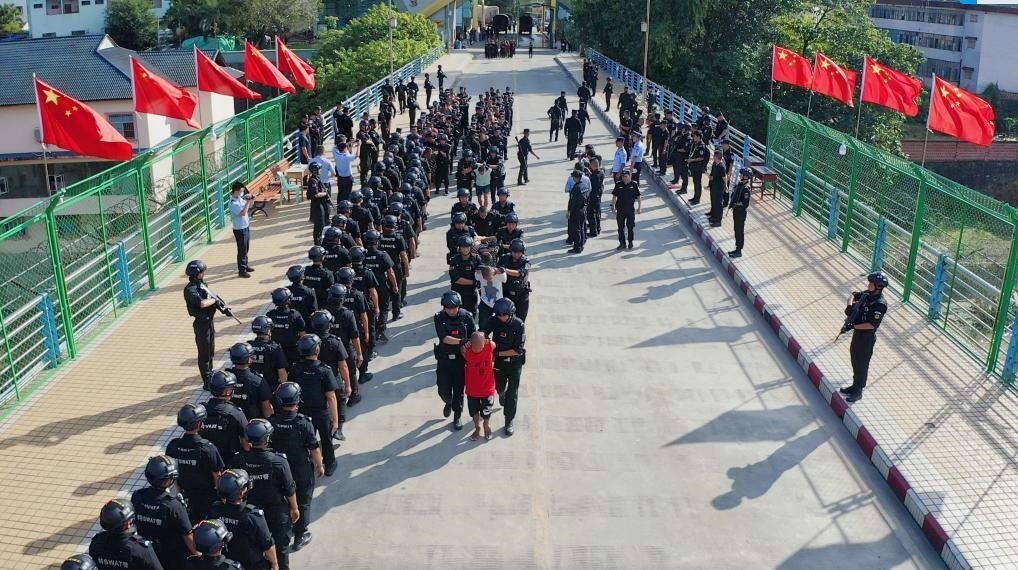 圖為涉詐犯罪嫌疑人移交我方。