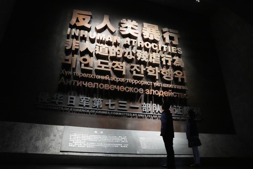 9月18日，青少年在侵華日軍第七三一部隊罪證陳列館內參觀。新華社記者 王建威 攝