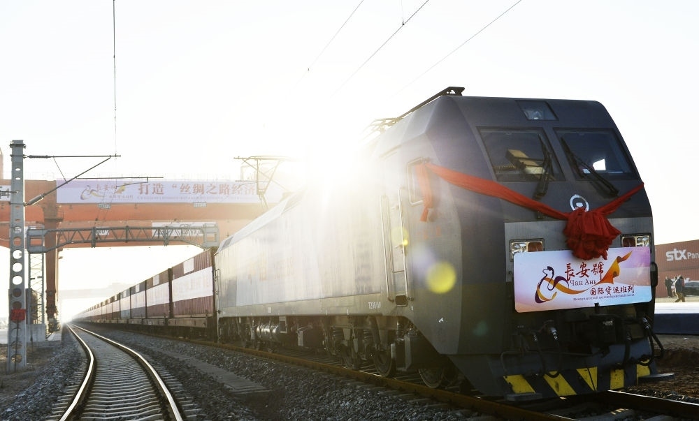 2013年11月28日，首趟由西安發(fā)往哈薩克斯坦阿拉木圖的長安號國際貨運列車等待出發(fā)。新華社記者 劉瀟 攝