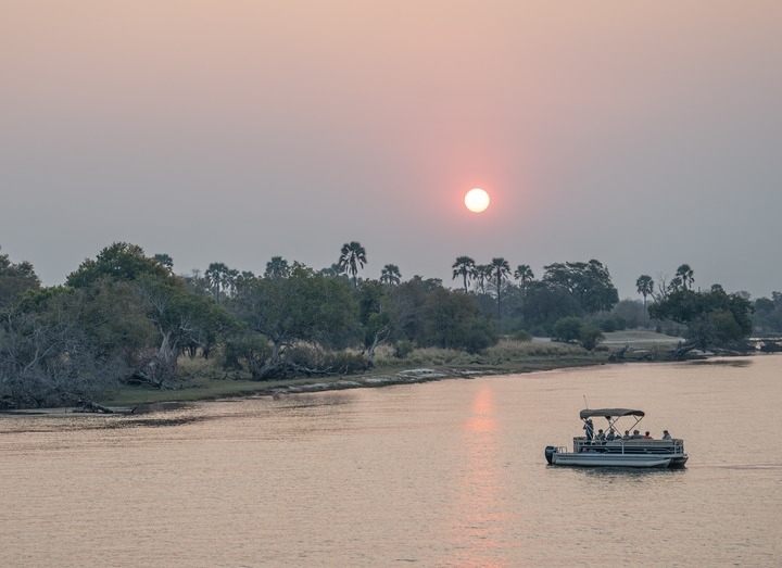8月23日，在贊比亞拍攝的贊比西河上的游船。