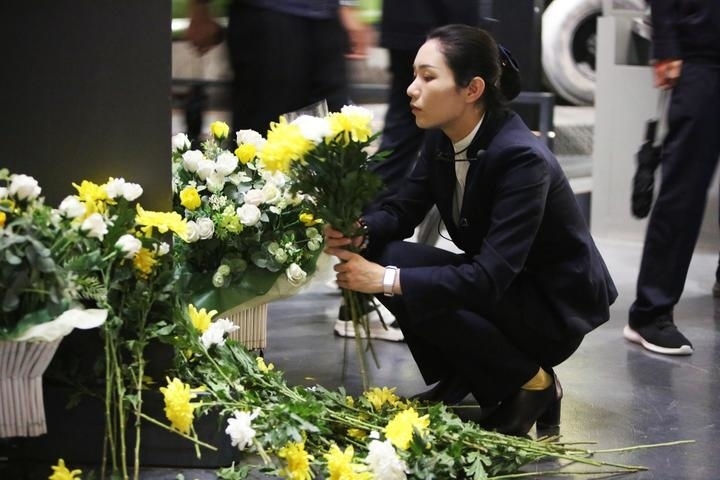 9月18日，工作人員在侵華日軍第七三一部隊罪證陳列館整理花束。新華社記者 石楓 攝